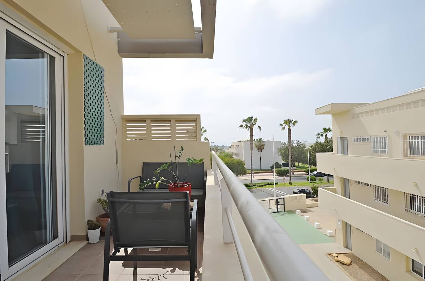 Apartamento entero, Ático Vacacional - Apartamento con piscina y balcón privado en Almería para hasta 4 personas in Retamar, Almería