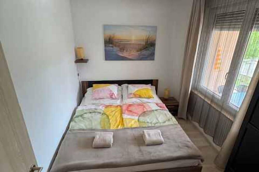 Ganze Wohnung, Ferienwohnung Wasserfront mit Klimaanlage und Wlan direkt neben dem Wellness- und Thermalbad in Szabadifürdő, Siofok