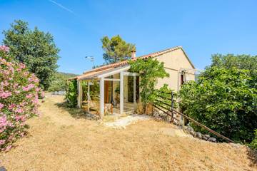 Gîte pour 4 personnes, avec piscine ainsi que terrasse et jardin, animaux acceptés à Garéoult