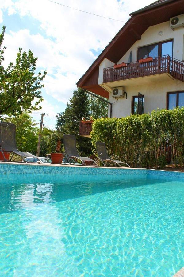 Ferienwohnung für 5 Personen, mit Balkon und Terrasse sowie Garten und Pool in Fonjod