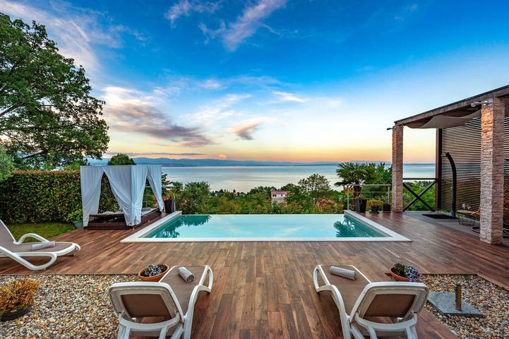 Villa für 10 Personen, mit Balkon/Terrasse und Garten sowie Pool in Lovran