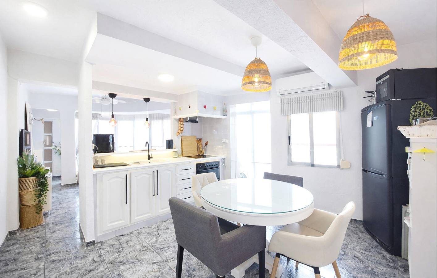 Ganze Ferienwohnung, Urlaub am Meer: Gemütliche Ferienwohnung mit Terrasse und WLAN, nur wenige Schritte von Tapas-Restaurants entfernt in El Perelló (Costa de Valencia), Sueca