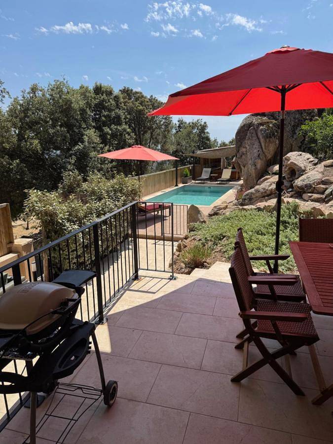 Gîte pour 4 personnes, avec terrasse ainsi que vue et piscine à Grossa