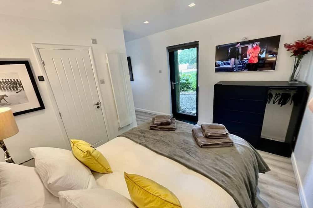 Luxury Lodge close to Clifton Suspension Bridge, hot tub. Sleeps 2 people. in North Somerset