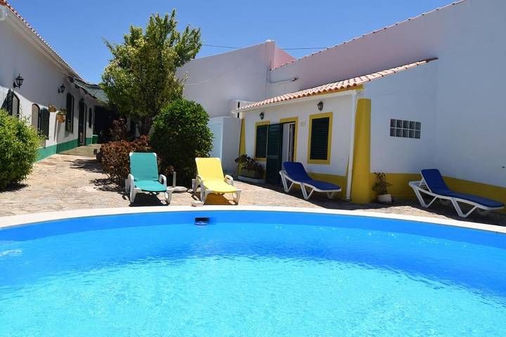 Location de vacances pour 8 personnes, avec piscine ainsi que jardin et vue dans Alte