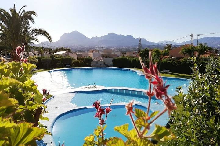 Ferienwohnung für 6 Personen, mit Balkon und Whirlpool sowie Garten und Pool