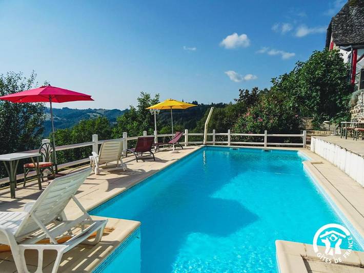 Gîte pour 2 personnes, avec vue et terrasse ainsi que piscine et jardin à Le Fel