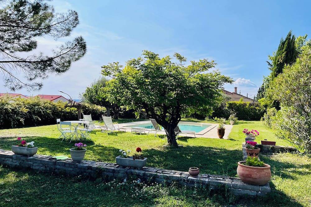 Appartement entier, T2 avec piscine et jardin - entre Aix en Provence et Luberon -  idéal famille ! in Pertuis, Parc naturel régional du Luberon