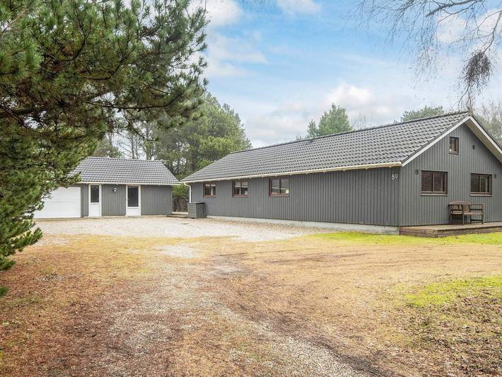 Ferieudlejning for 8 personer, med terrasse, børnevenlig i Ho