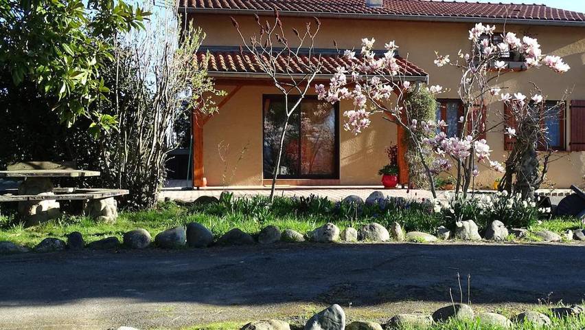 Location de vacances pour 5 personnes, avec Terrasse ainsi que Jardin et Vue à Villeneuve-de-Rivière