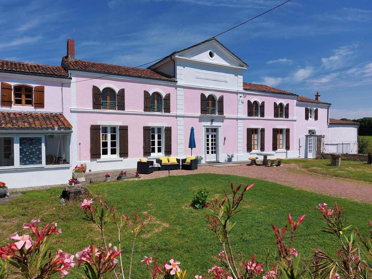 Maison Rouge in Saint-Jean-d'Angély, Région de Saint-Jean-d'Angély