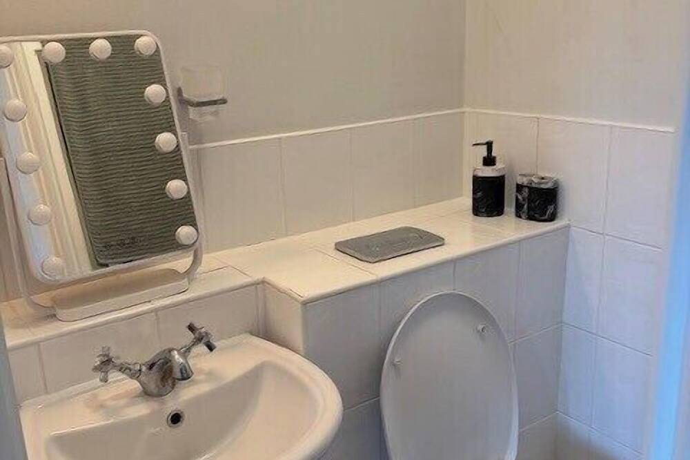 Entire apartment, Spacious 2 Bed Apartment near Dublin Airport in Celbridge ED, County Kildare