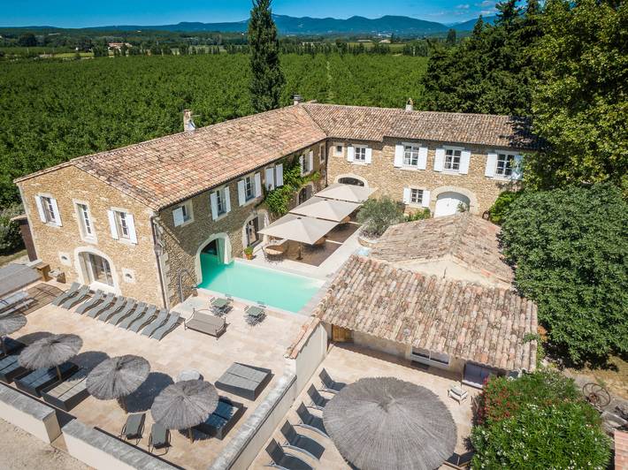 Gîte pour 58 personnes, avec jacuzzi et bassin pour enfant ainsi que jardin et sauna, adapté aux familles