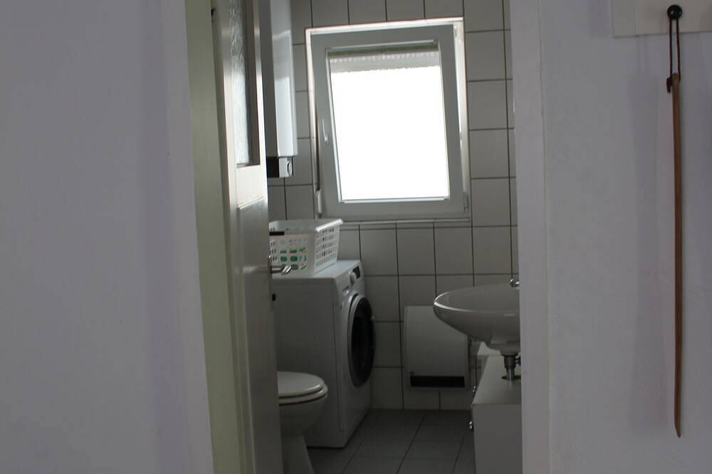 Ganze Wohnung, Charming, spacious 2Br in Böblingen, walk to Lakes, Transit & German Restaurant in Böblingen, Landkreis Böblingen