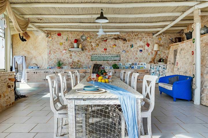 Trullo con vista mare con piscina naturale in Molfetta, Provincia di Bari