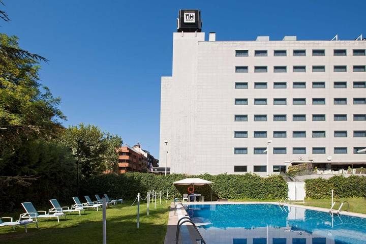 Hotel para 3 personas, con jardín además de piscina y vistas - 1