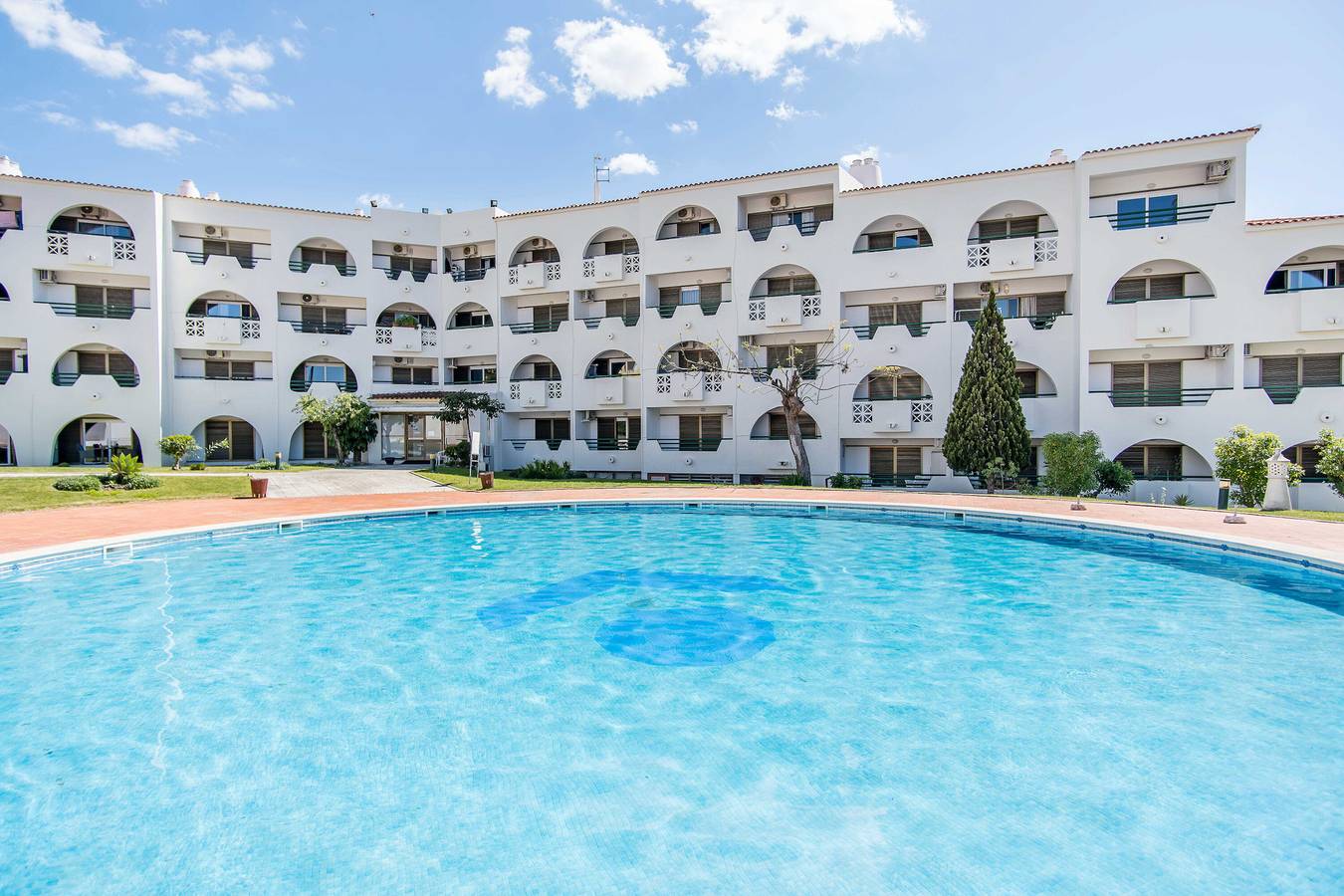 Entire apartment, Apartment 'Saro' with Shared Pool, Wi-Fi and Air Conditioning in Albufeira, Faro District