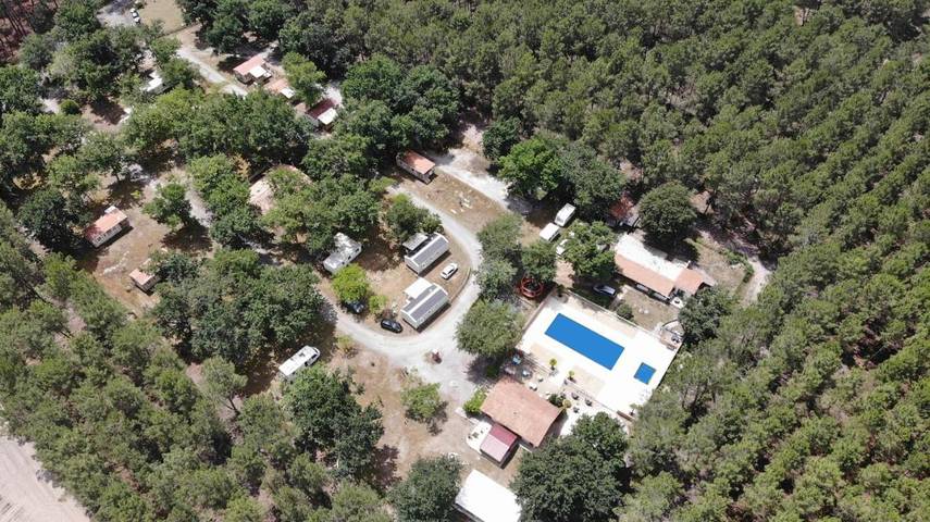 Location de vacances pour 4 personnes, avec terrasse ainsi que jardin et piscine à Lesperon