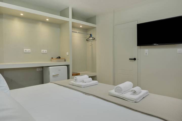 Room 'Lower Level 8' with Shared Terrace, Wi-Fi, and Air Conditioning in Artemida, East coast of the Attika region