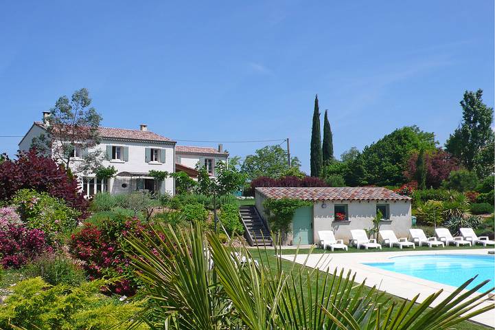 Gîte pour 2 personnes, avec piscine et jacuzzi, animaux acceptés