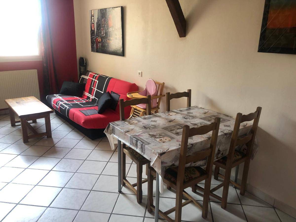 Appartement entier, One-Bedroom Apartment in Saint-Hilaire-du-Rosier, Isère