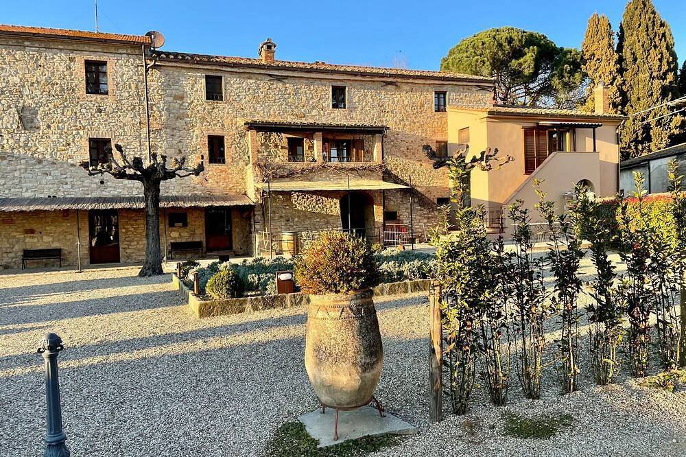 Entire apartment, Home from Home in Passignano - Lakeside views! in Passignano sul Trasimeno, Lake Trasimeno