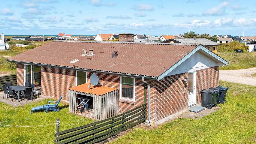 Ferieudlejning for 8 personer, med terrasse i Lild Strand