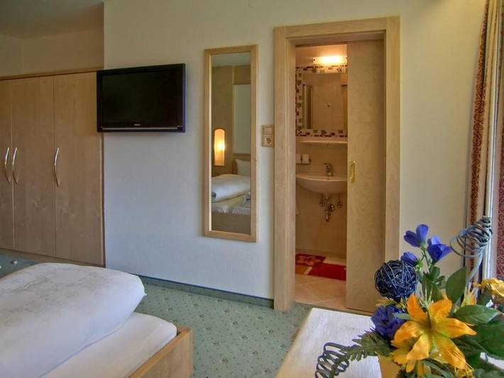 Apartamento vacacional entero, Double room with shower/Wc, balcony in Hochoetz, Oetz