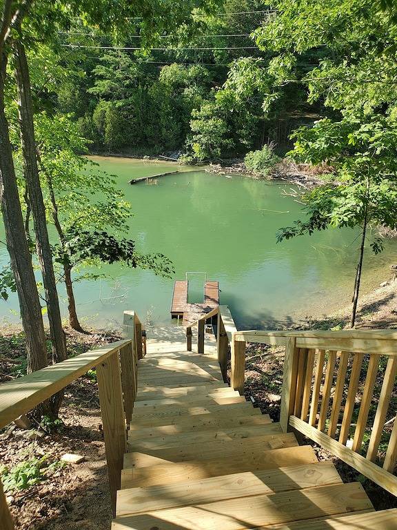 Beautiful Tiny Home log cabin on the lake - Perfect for a couples getaway! in Douglas Lake