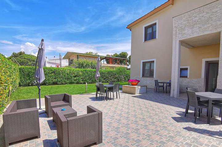 Ferienhaus für 15 Personen, mit Balkon und Whirlpool sowie Garten in Taranto