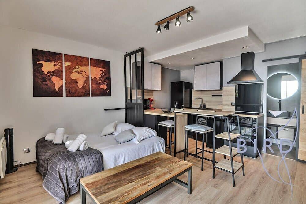 Geheel appartement, Large studio with swimming pool and open view in Saint-Laurent-du-Var, Cannes regio