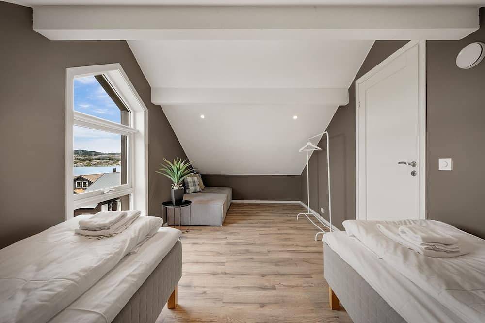 Feriehus Med Massasjebad Og Utendørs Badstu/sauna in Sund