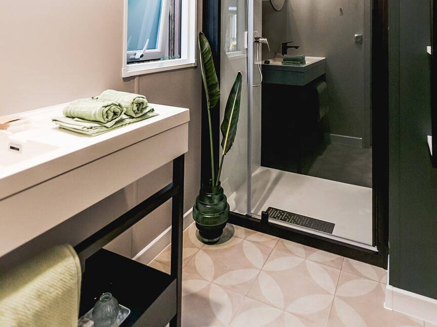 Camping la Claparède - Mobilhome 4 personas - Luxe Xxl 2 habitaciones (1/4 pers - aire acondicionado - Tv - terraza cubierta integrada + superficie 40m²) in Saint-Jean-du-Bruel, Parc naturel régional des Grands Causses