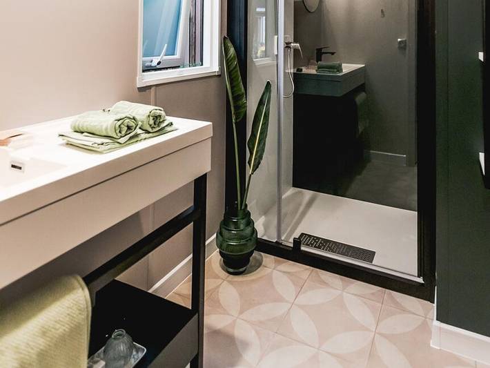 Camping la Claparède - Mobile home 4 persons - Luxe Xxl 2 bedrooms (1/4 pers - air conditioning - TV - integrated covered terrace + surface area 40m²) in Saint-Jean-du-Bruel, Parc naturel régional des Grands Causses