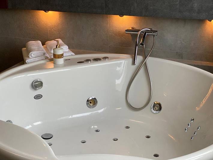 Apartament wakacyjny dla 8 osób, z Balkon i Jacuzzi oraz Taras i Ogród w Kielce