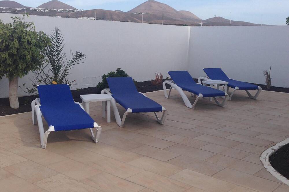 Villa Blue skies 2, villa con piscina privada, a 10 minutos a pie de la playa / avenida principal in Puerto del Carmen, Tías