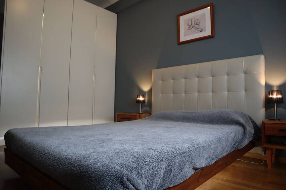 Ganze Wohnung, Modern and cozy apartment! 8 minutes from the airport in Camarate, Unhos e Apelação, Costa de Lisboa