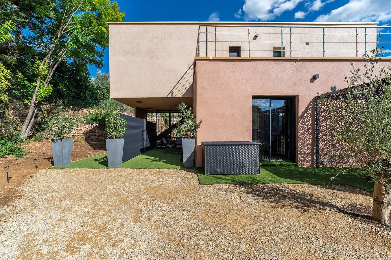 Monolocale intero, Appartamento "Le Cocon des Oliviers" con terrazza privata, Jacuzzi, Wi-Fi e aria condizionata in Salernes, Draguignan e dintorni