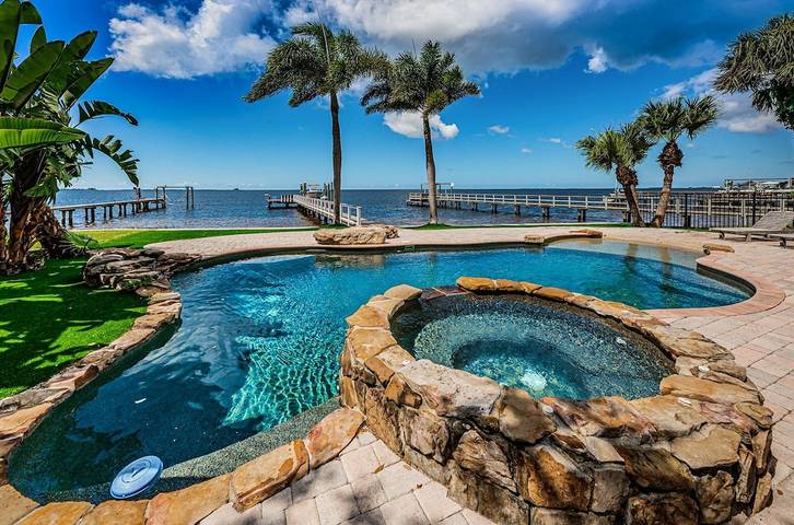 Vacation rental for 9 people, with hot tub and yard in Palm Harbor