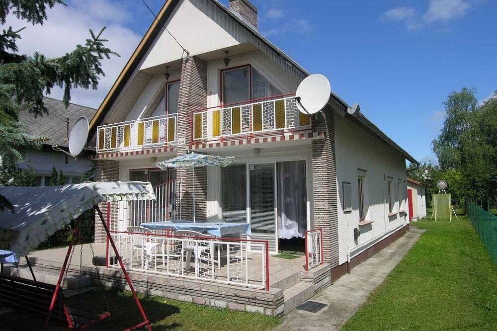 Casa vacanze con giardino e terrazza in Balatonfenyves, Riva Meridionale del Lago Balaton