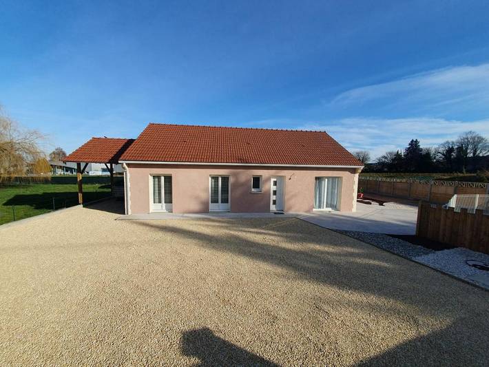 Location de vacances pour 6 personnes, avec Terrasse et Piscine à Creuzier-le-Neuf