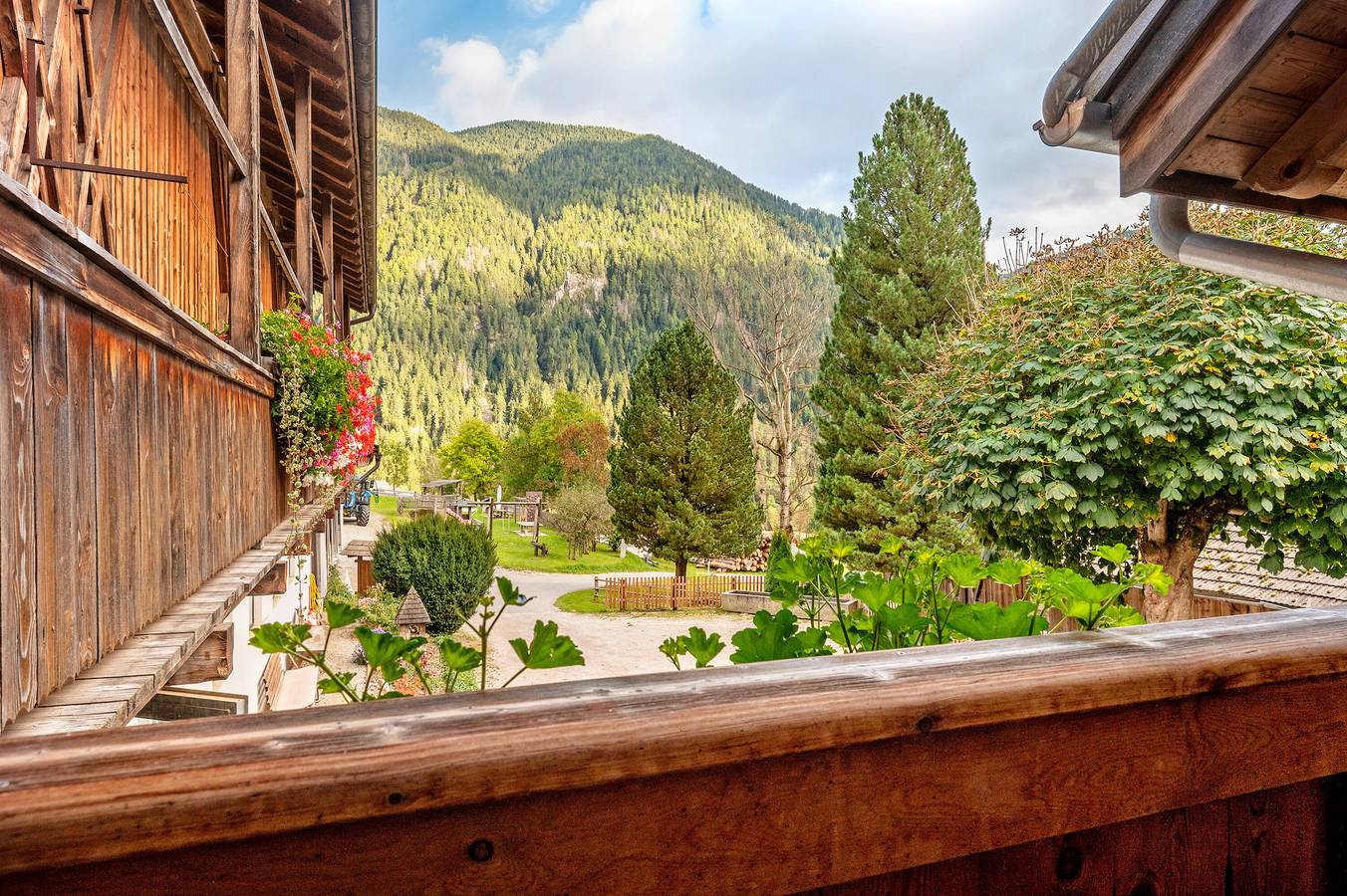 Ganze Wohnung, Apartment 'Zirm' mit Bergblick, gemeinsamer Terrasse und Wlan in Antholz, Rasen-Antholz