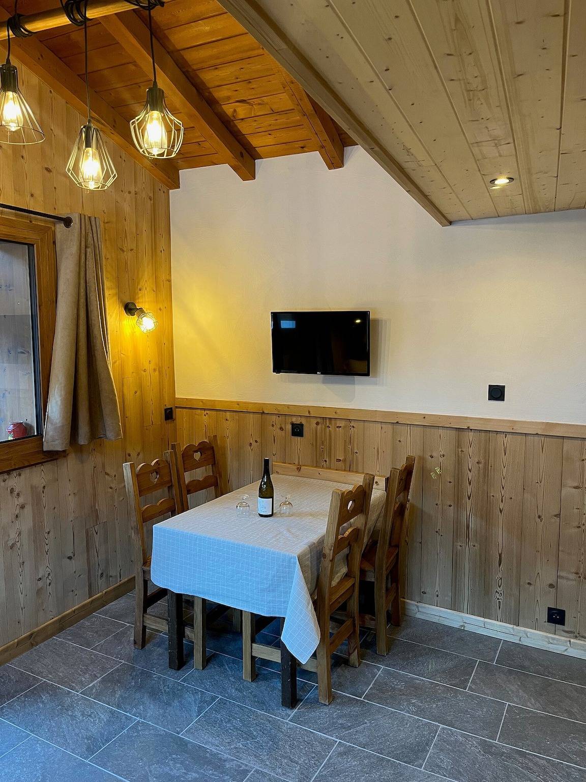 Apartamento entero, Apartamento "L'edelweiss" con vistas a la montaña, terraza privada y Wi-Fi in La Plagne, Bellentre