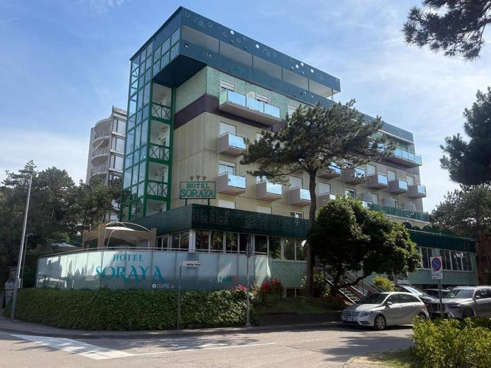 Hotel, mit Balkon und Terrasse sowie Pool und Ausblick in Lignano Pineta