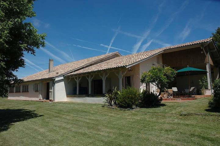 Gîte pour 9 personnes, avec Terrasse ainsi que Jardin et Piscine à Seyches