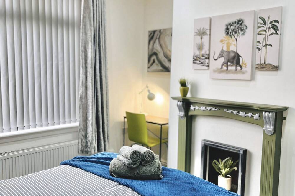 Ideal 3 bed pay-as-you-stay home in Wigan sleeps 6 in Wigan, Greater Manchester