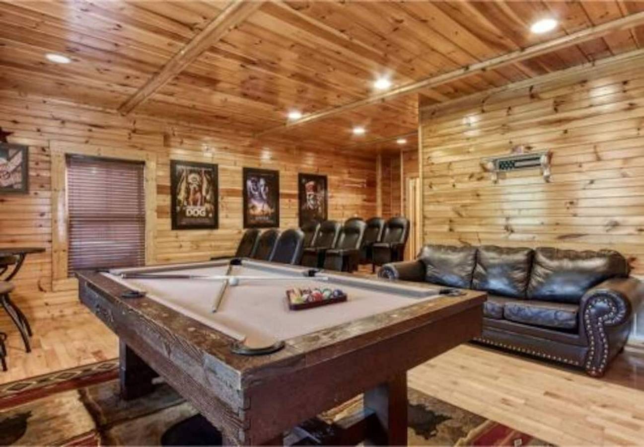 Entire apartment, Dreams come true with this Luxury Cabin! in Gatlinburg, Sevier County