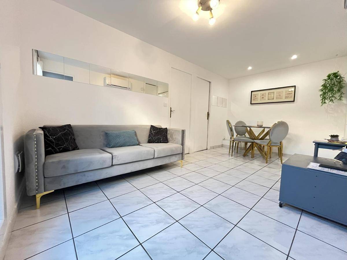 Appartement entier, Blue Summer Vibes - Apartment 6 - Ac, parking, beach at 50m, Spa discnt in La Ciotat, Région de Marseille