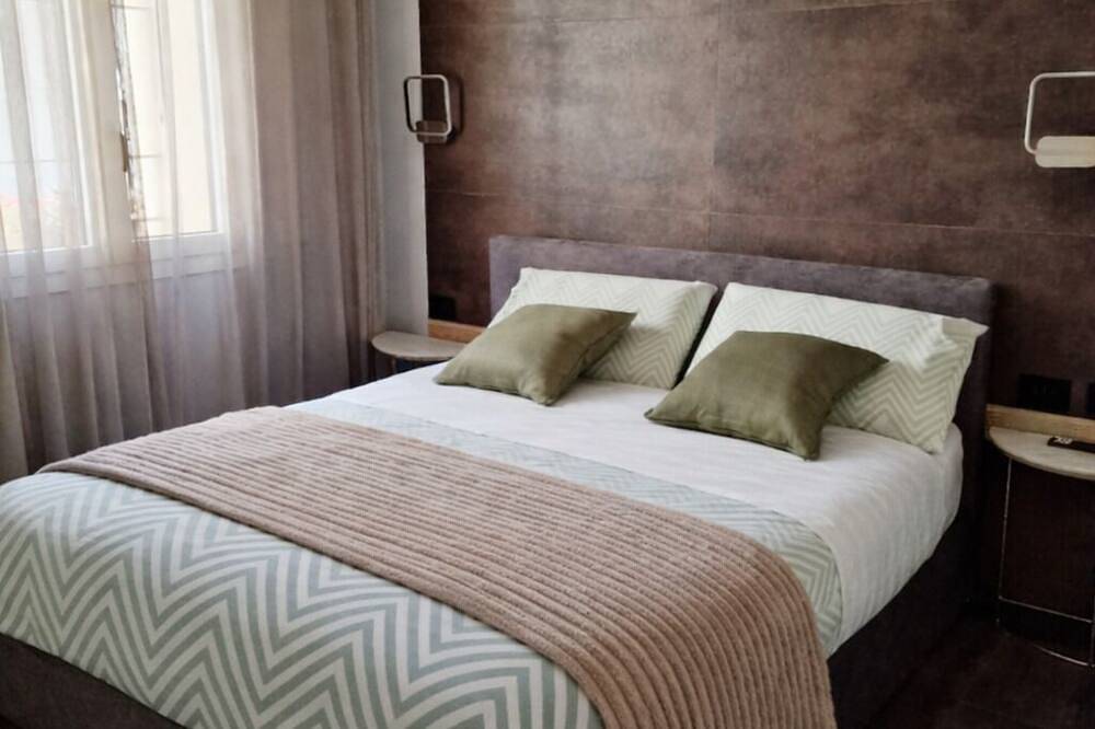 Entire apartment, Vr House: cozy apartment 15 minutes from Milan and 5 minutes from Rho Fiera in Rho, Milan Province