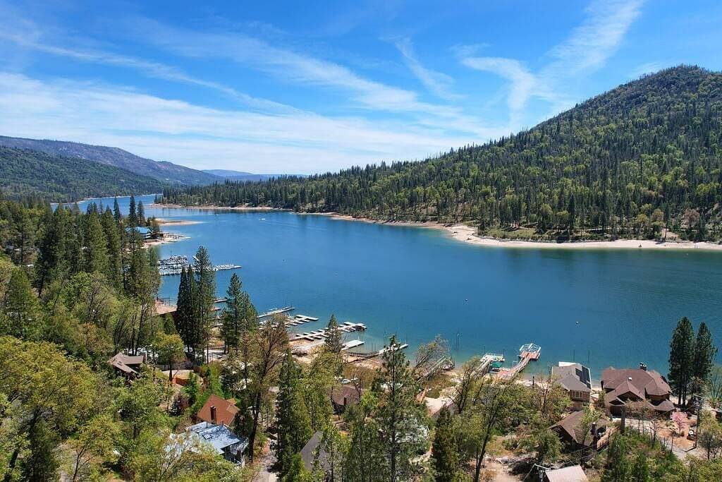 Al fresco dining with lake views, close to Yosemite, walk to lake, foosball in Bass Lake